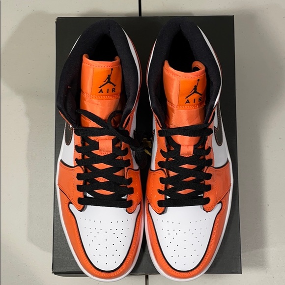 nike air jordan turf orange